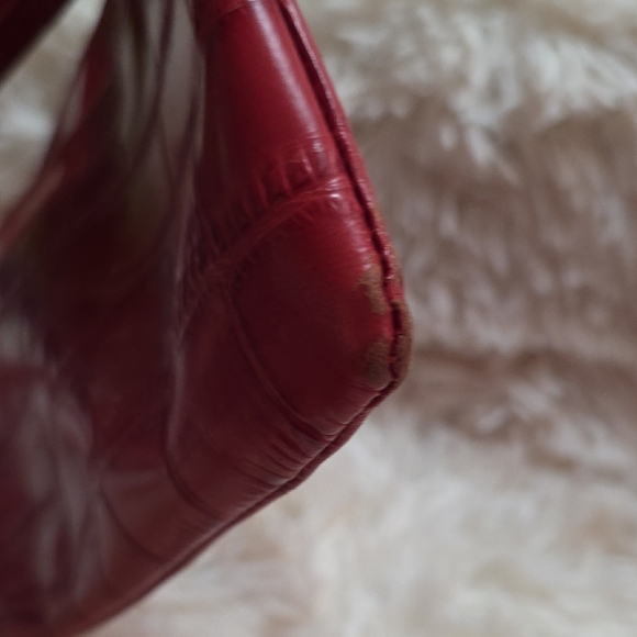 Danier,Elegant Red Crocodile-Embossed Women's Bag - Picture 11 of 12